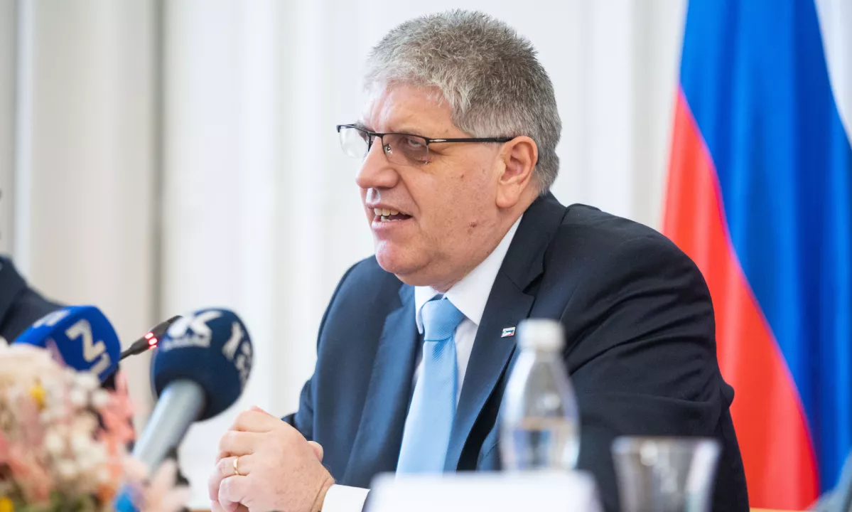 Danes podpis pogodbe za nakup helikopterjev, KPK v revizijo