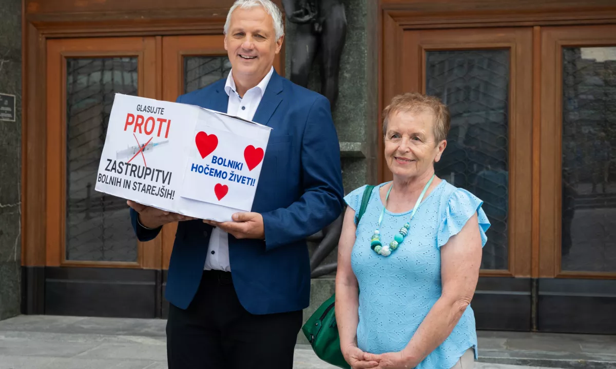 Društvo Srebrna nit opozarja na zavajanje pri zbiranju podpisov za referendum o pomoči pri končanju življenja