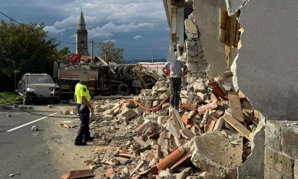 (FOTO) Huda nesreča: Tovornjak zaradi odpovedi zavor trčil v hišo, več poškodovanih