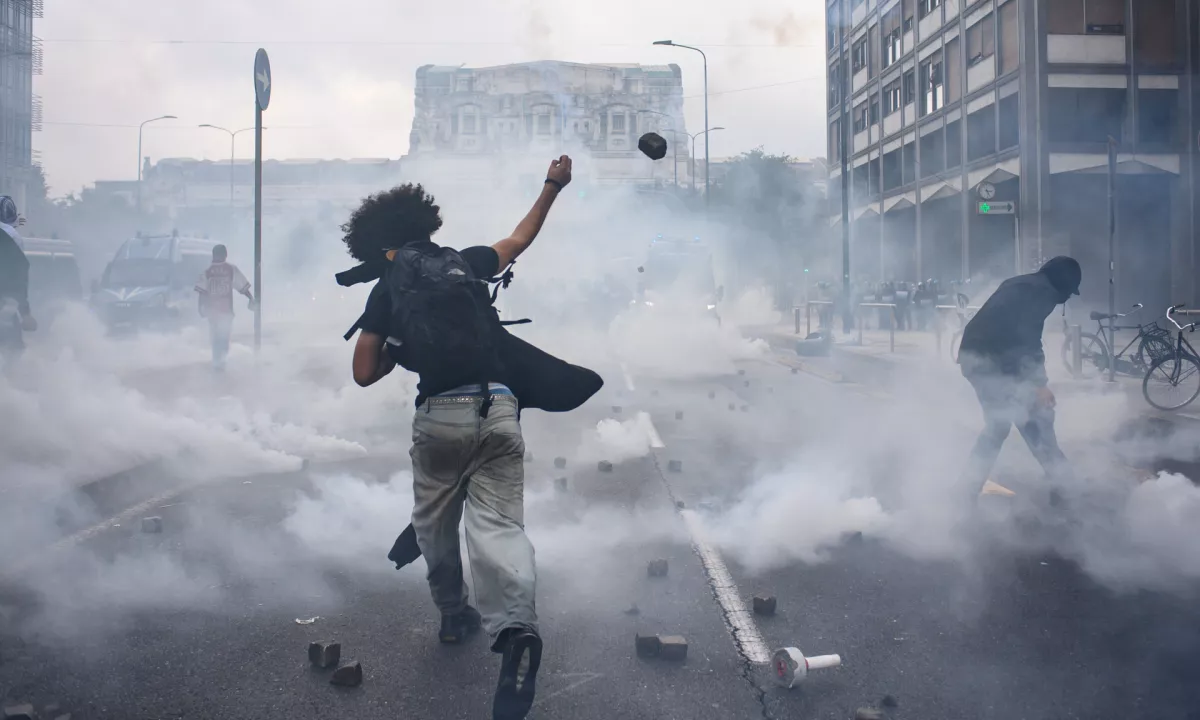 (FOTO) Izgredi na propalestinskem shodu v Milanu, več deset ranjenih