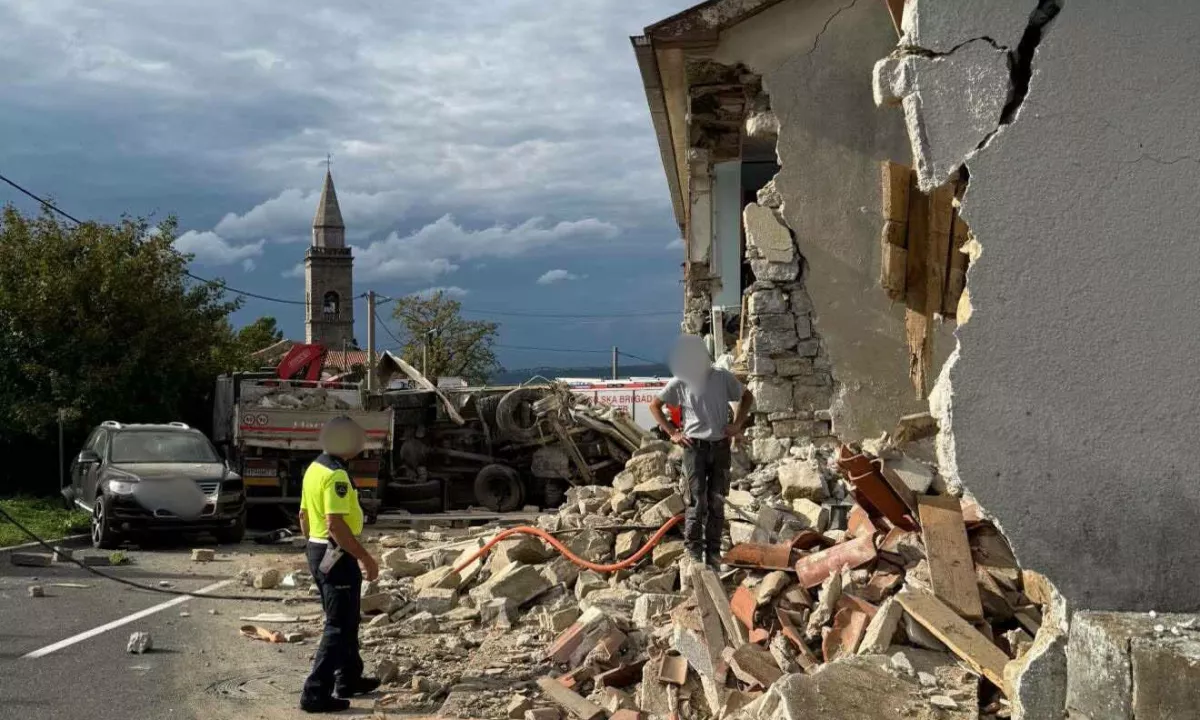 Tovornjak trčil v hišo: Sumijo na neprilagojeno hitrost in ne na odpoved zavor