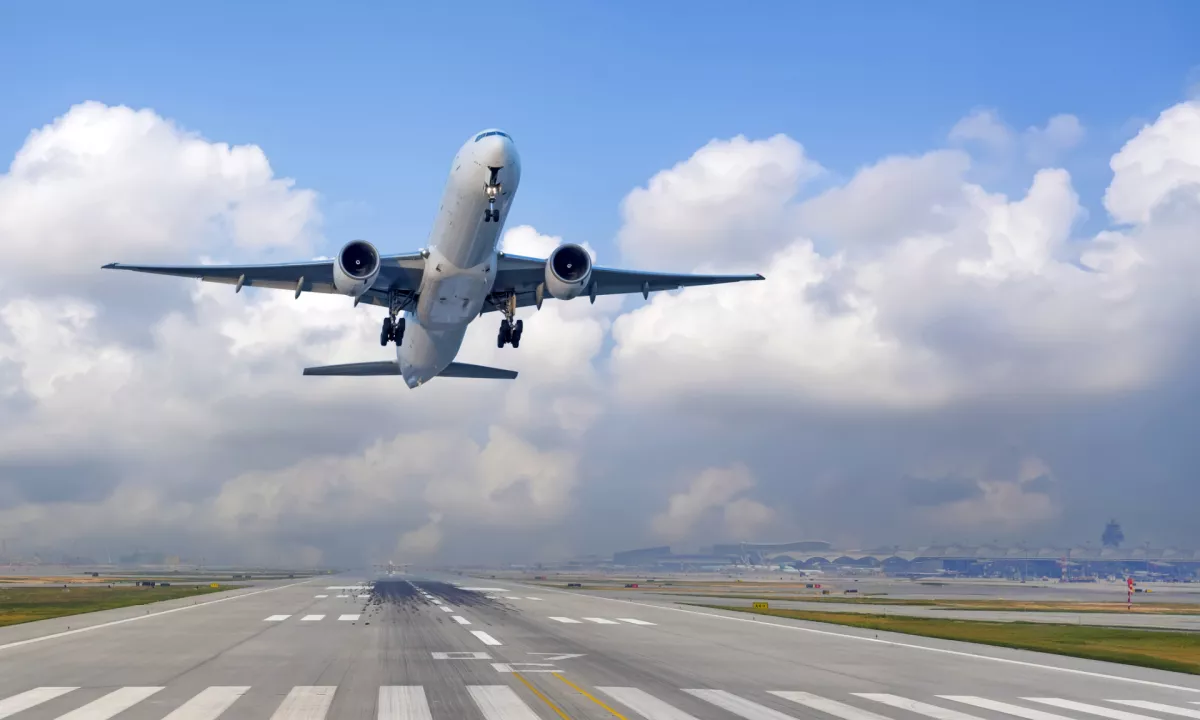 Afganistanski deček preživel nevarno pot v podvozju letala iz Kabula v Delhi