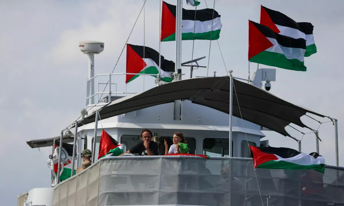 Flotilja s humanitarno pomočjo za Gazo znova tarča napada na morju