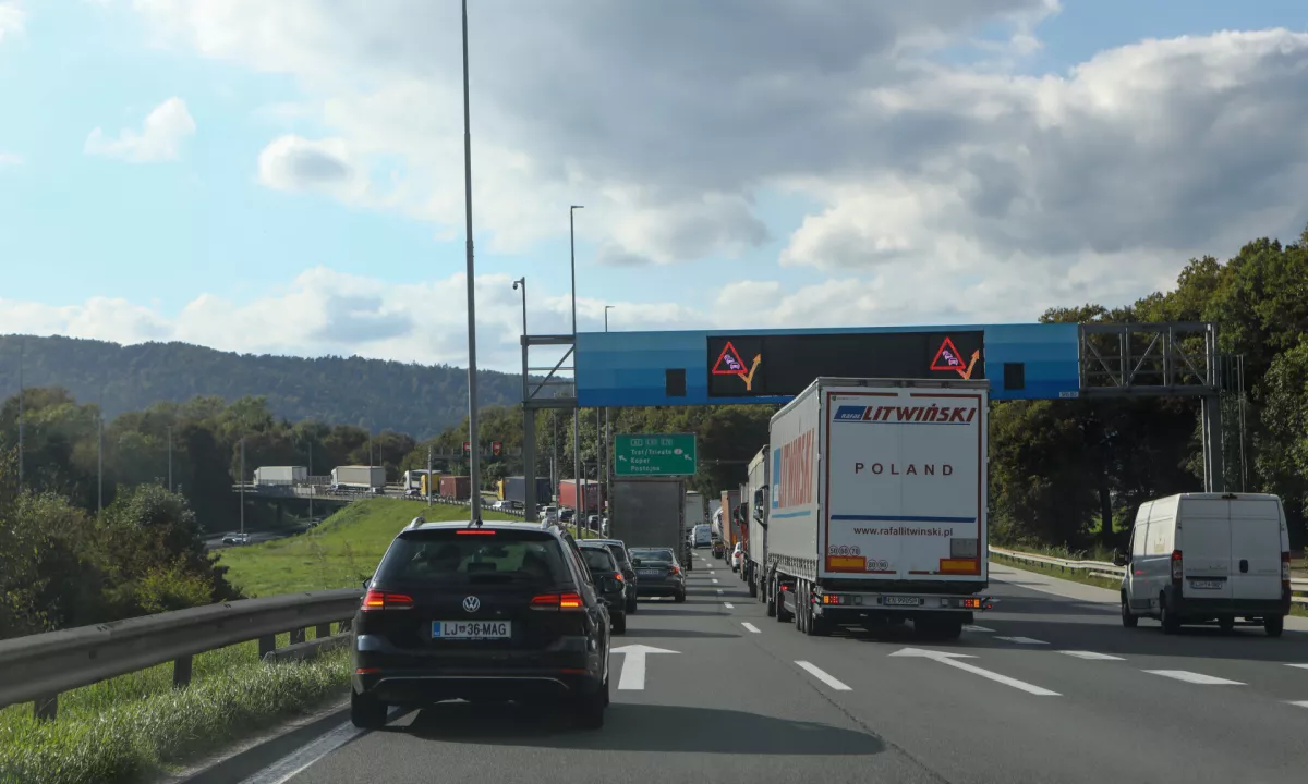 Primorska avtocesta ponovno odprta, zastoj ostaja