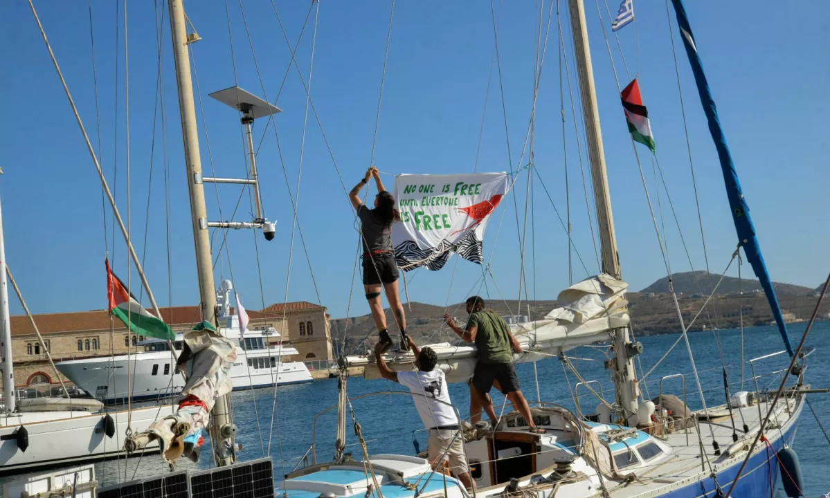 Flotilja s humanitarno pomočjo za Gazo ponovno tarča napadov z droni pri Kreti