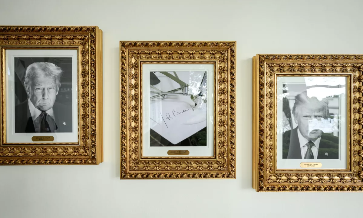 Trumpov prezir: Bidnovo fotografijo je nadomestil s strojem za podpise