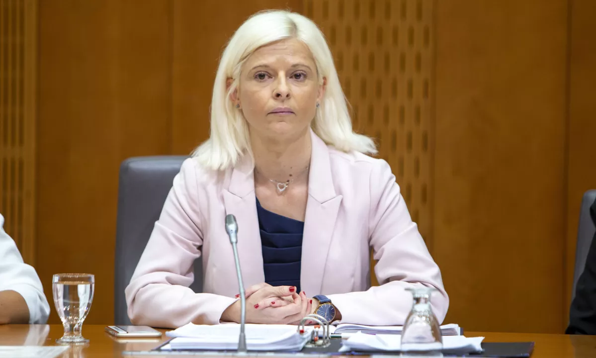 Ministrica Klampfer opozarja na testiranje sistema SI-Alarm in poziva k mirnosti