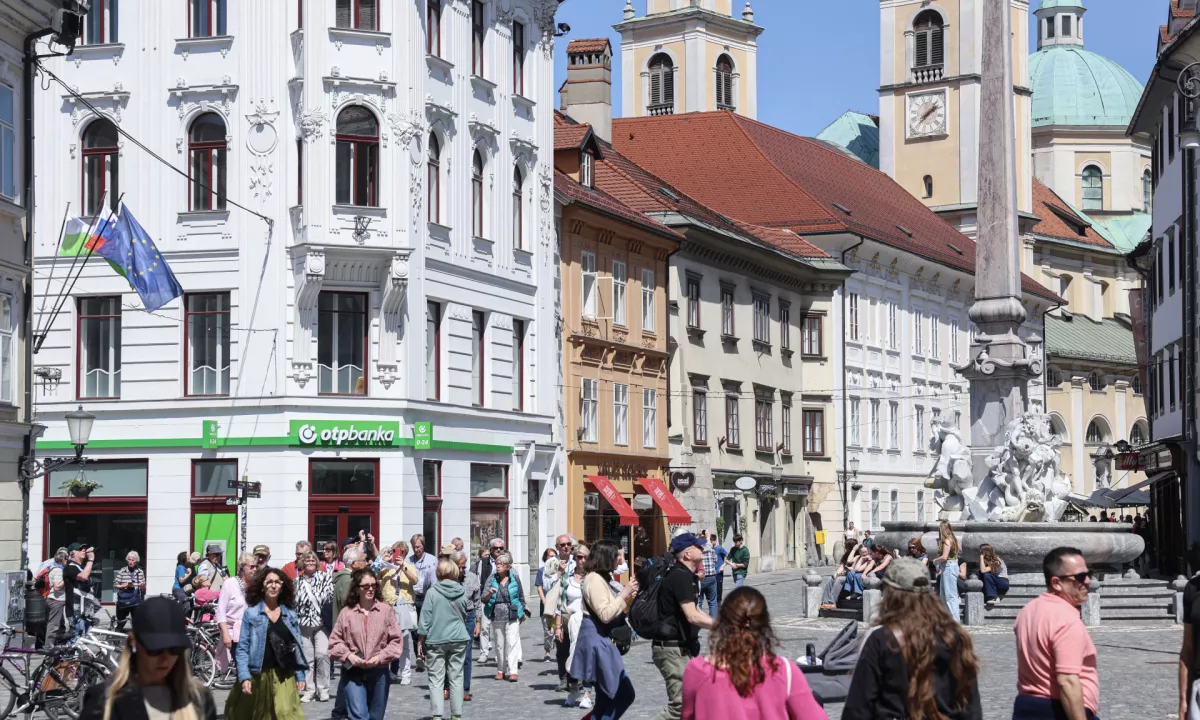 Število tujih turistov rekordno visoko, število domačih pa upada