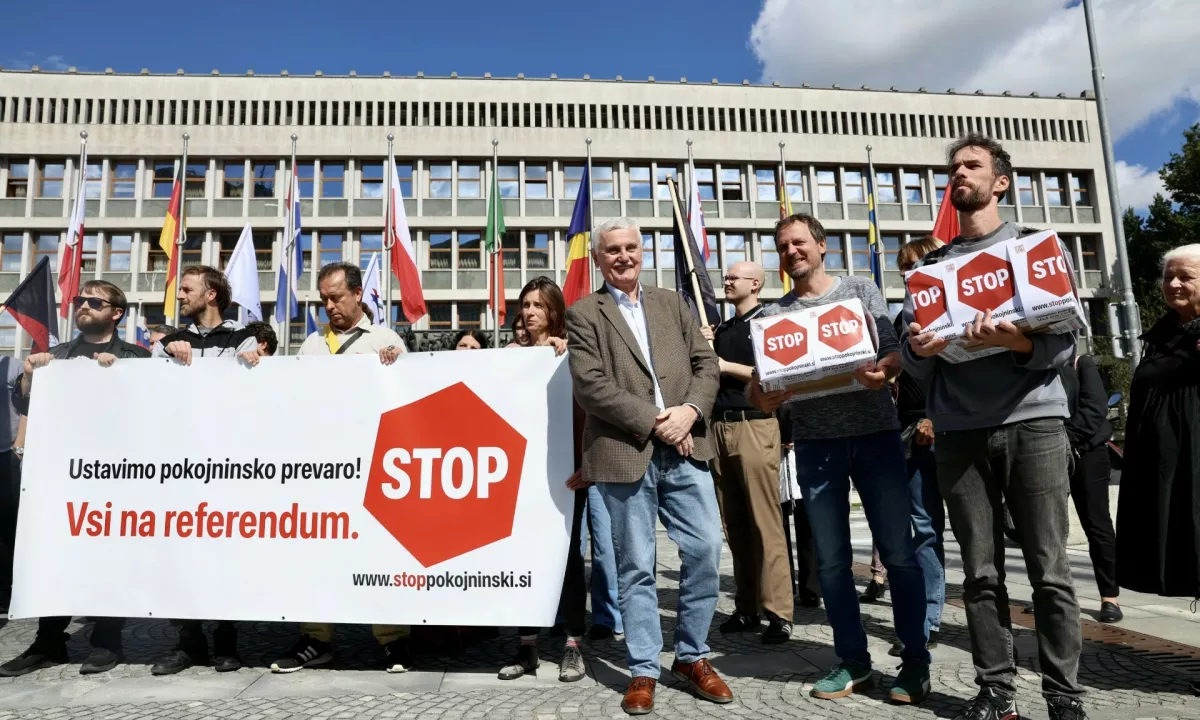 Zbrali 10.000 podpisov in vložili pobudo za referendum o pokojninski reformi