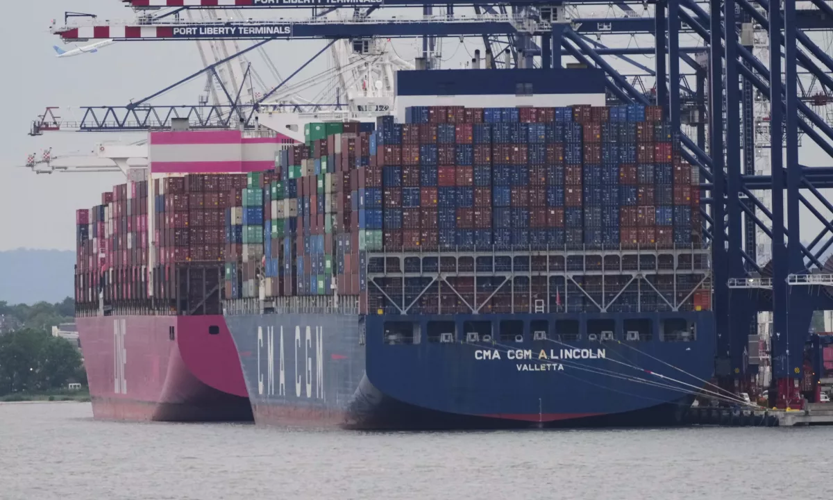 Trump z oktobrom uvaja nove carine, tokrat na zdravila, tovornjake in pohištvo