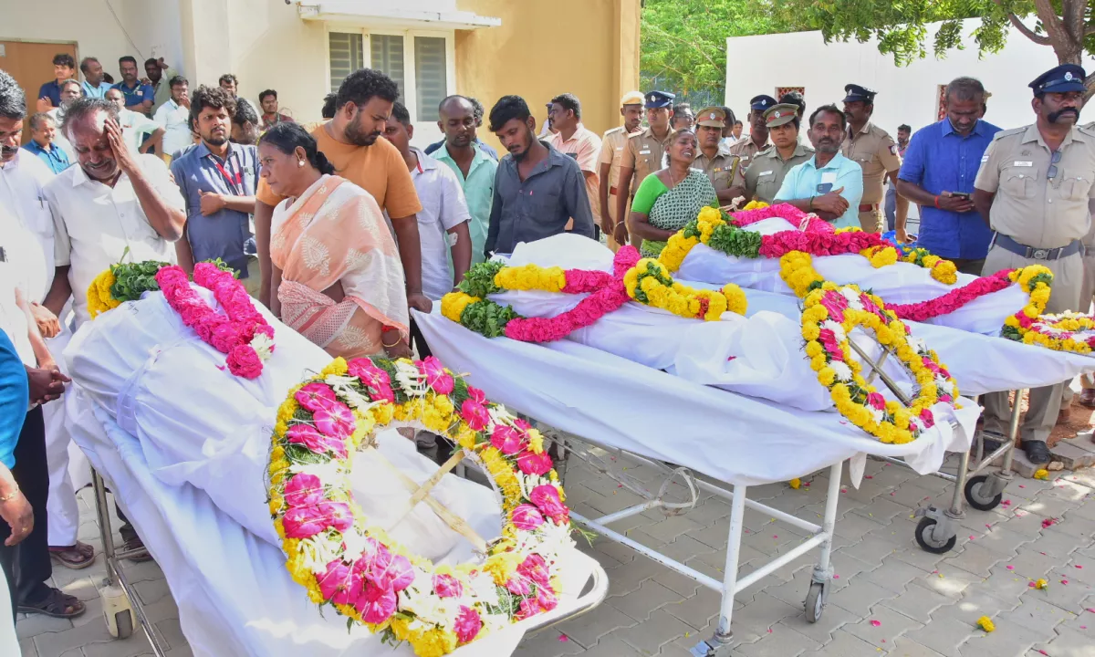 V stampedu na političnem shodu v Indiji najmanj 36 mrtvih, med njimi osem otrok