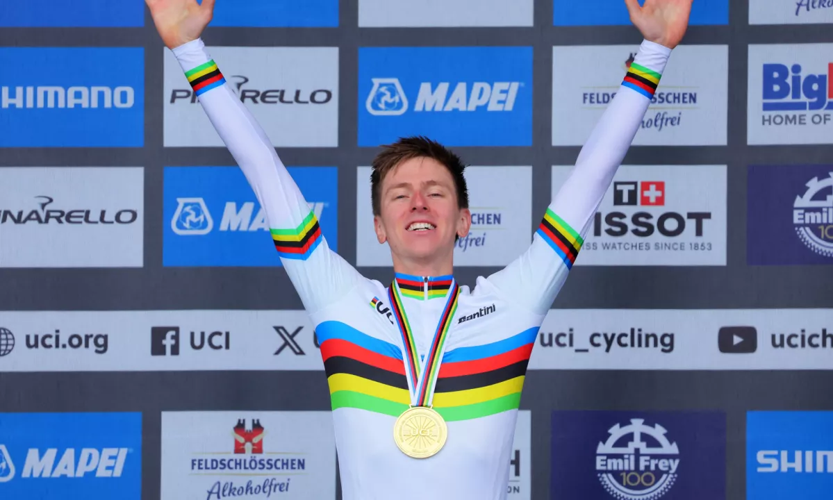 Pogačar na cestni dirki brani mavričasto majico