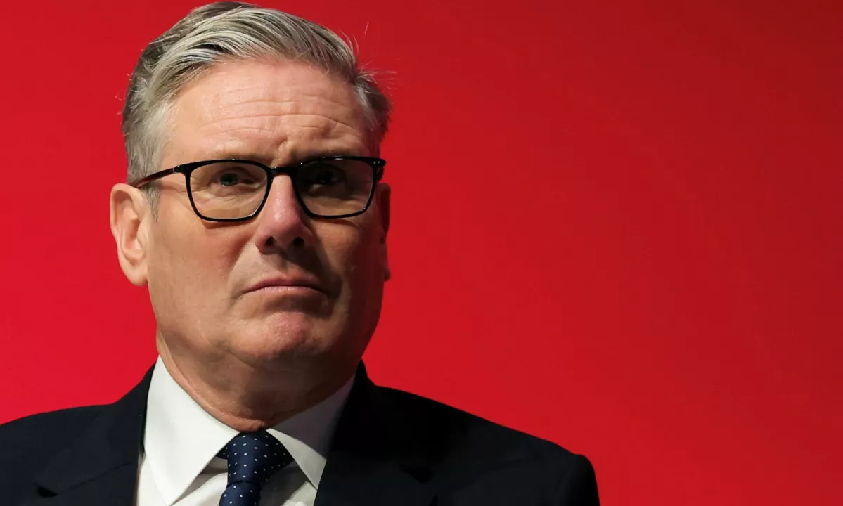 Starmer soočenje s Farageem označil za ključno bitko za prihodnost laburistov