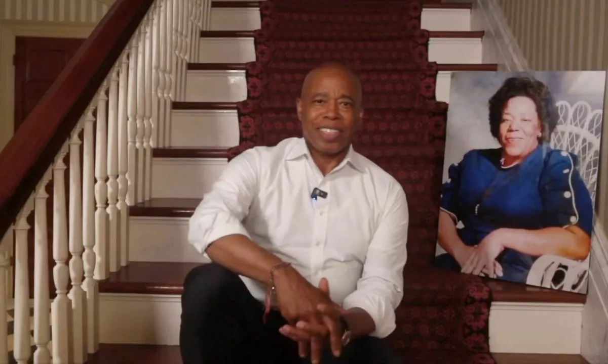 Adams odstopil od kandidature za newyorškega župana