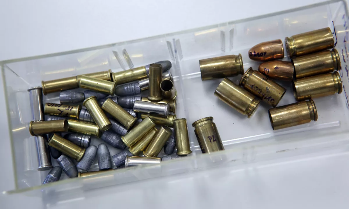 Policisti v romskem naselju našli devet tulcev, strelec čudežno izginil