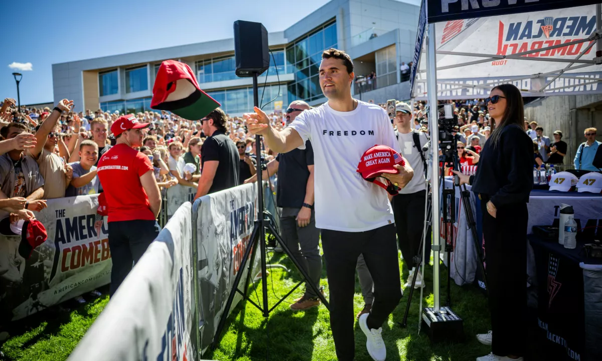 Obtoženi za umor Charlieja Kirka se ni izrekel o krivdi, tožilstvo zahteva smrtno kazen