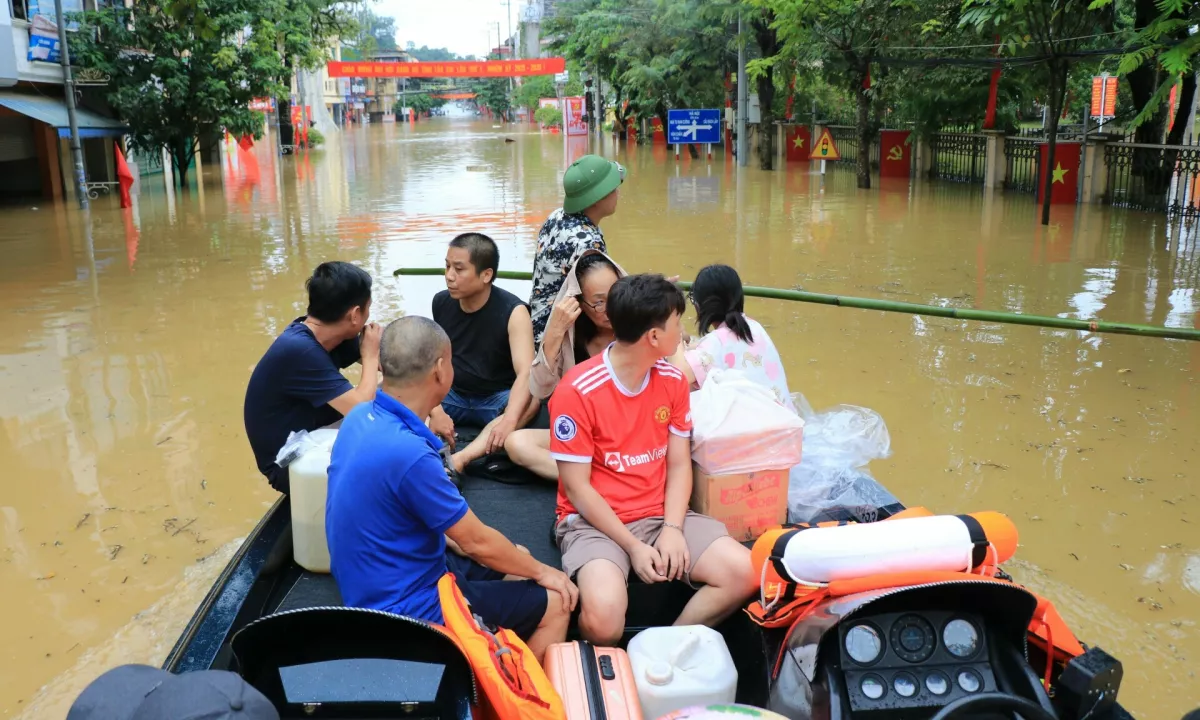V Vietnamu po divjanju tajfuna narašča število žrtev