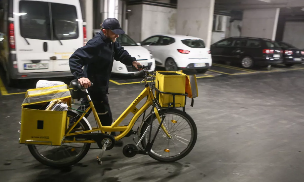 Sindikat poštnih delavcev opozarja na šikaniranje zaposlenih na Pošti Slovenije