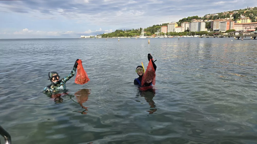 Piran.V akcijah ciscenja morskega dna ob portoroski in lucijski plazi, ki jih v poletni sezoni izvajajo vsaka dva tedna, so zbrali vec kot 400 kilogramov odpadkov. V Okolju Piran opozarjajo, da odpadki ogrozajo tako plavalce kot tudi morske organizme.