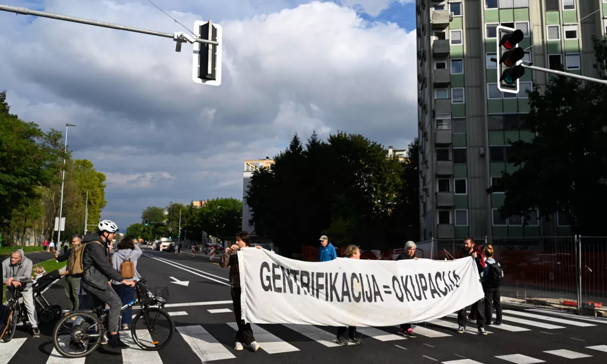 Protesti v Ljubljani in Novem Sadu izražajo nezadovoljstvo z lokalnimi politikami