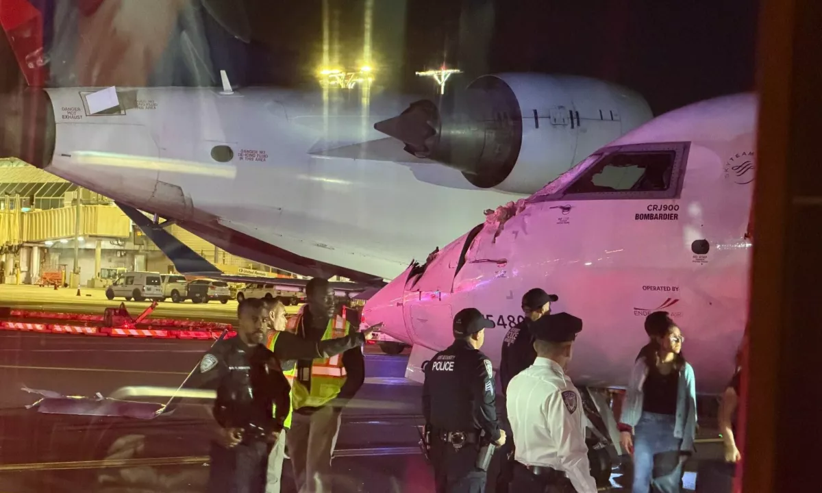 Letalo s krilom trčilo v pilotsko kabino drugega letala na newyorškem letališču LaGuardia