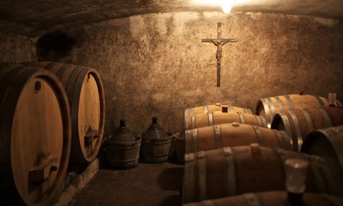 V kleti našli mrtva žensko in moškega, krivo naj bi bilo vrenje vina