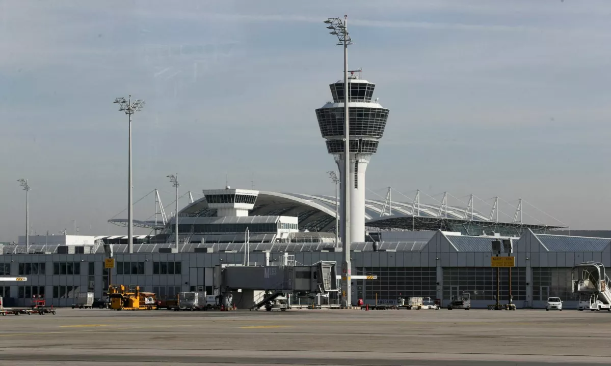 Panika v Münchnu: Zaradi dronov odpovedali lete, potniki spali na letališču