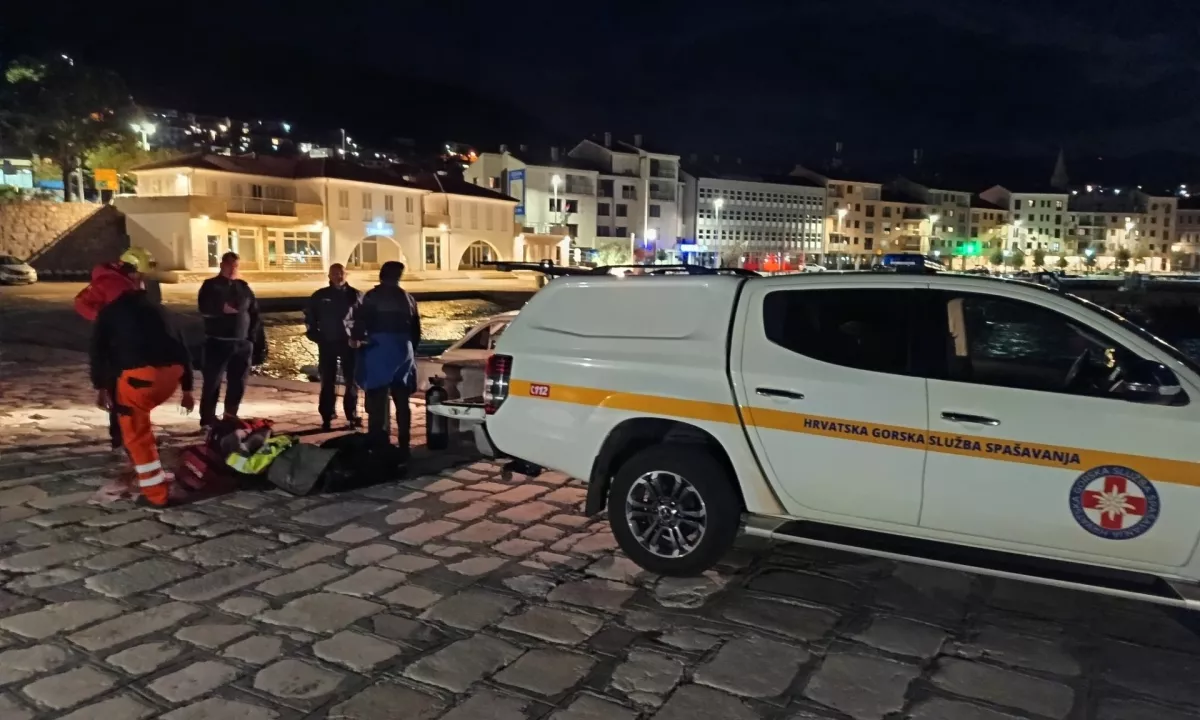 Voznik avto zapeljal čez 70-metrsko prepadno steno in zgrmel v morje