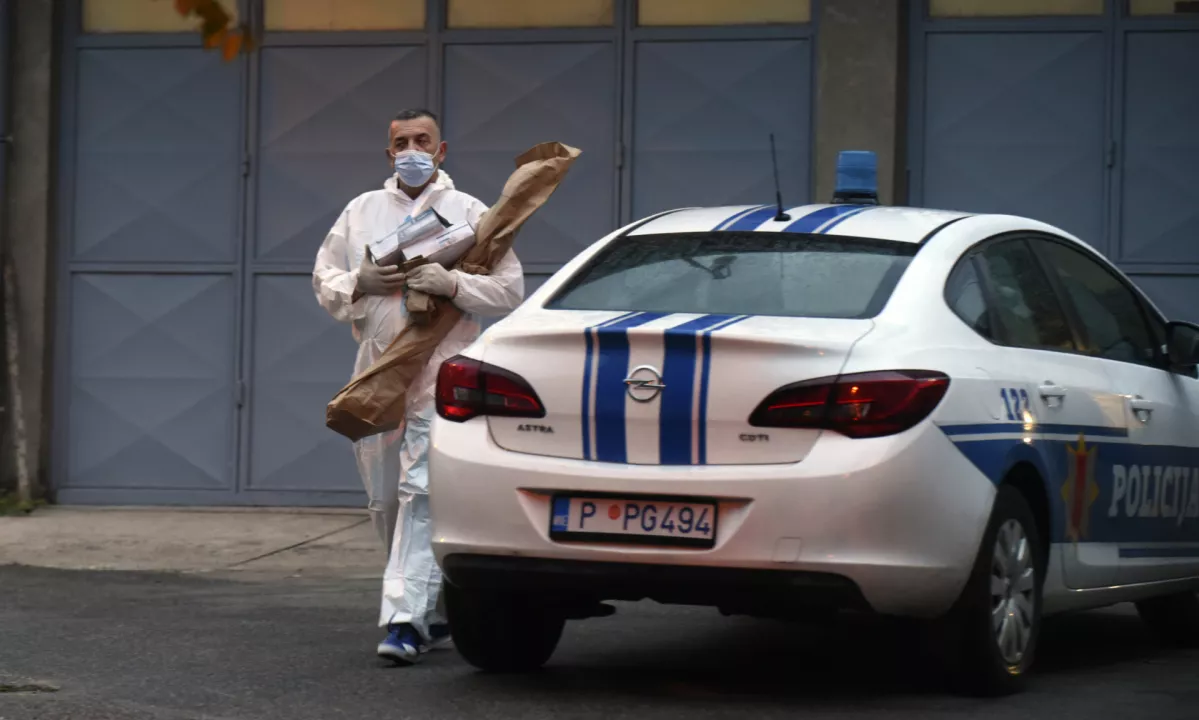 Kdo je izkopal predor od sodišča do zasebnega stanovanja? Obtožene so oprostili