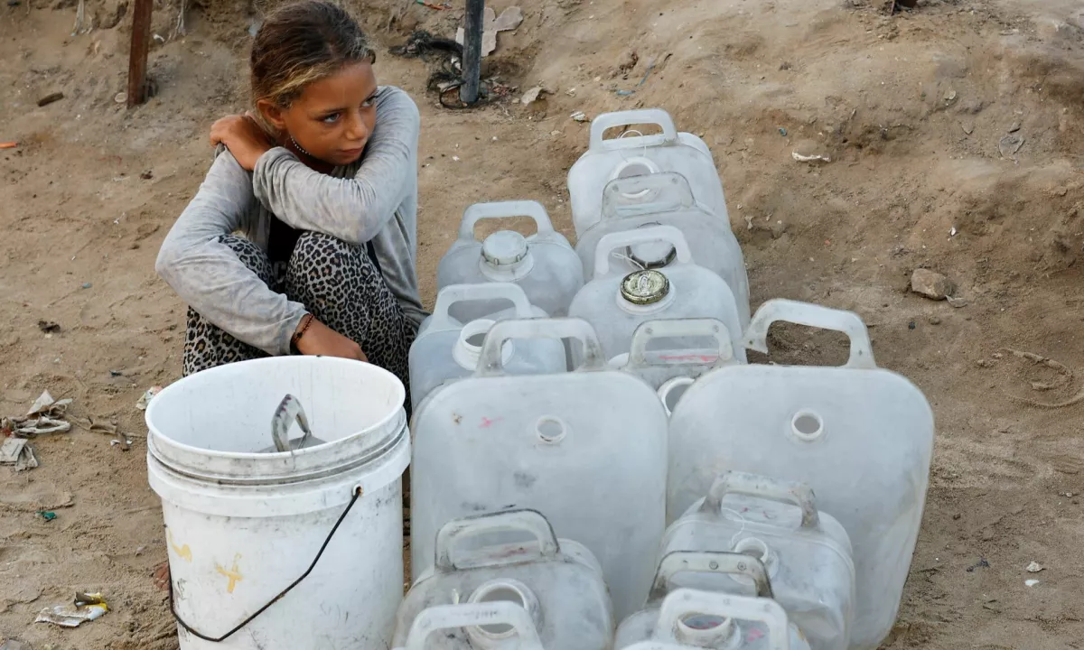 Hamas naj bi izpustil talce. Trump Izraelcem: Takoj prenehajte z napadi