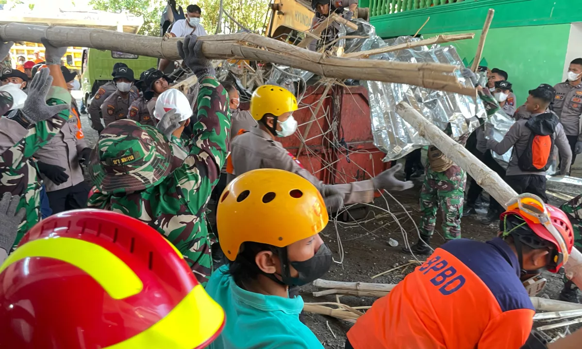Število smrtnih žrtev po zrušenju šole v Indoneziji naraslo na 17