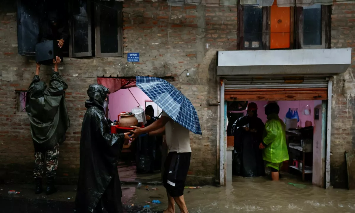 Tragediji v Nepalu in Indiji: Poplave in plazovi zahtevali več kot 60 življenj