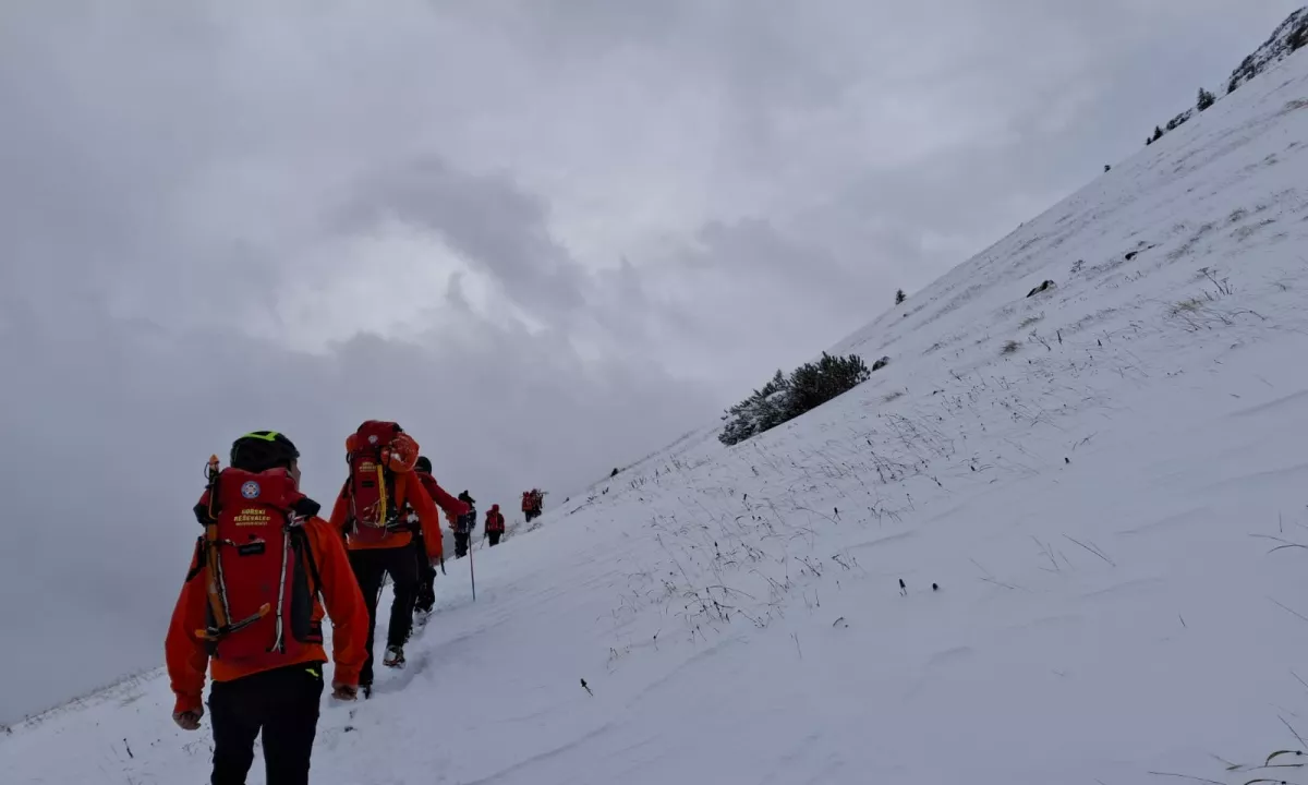 Gorski reševalci nadaljujejo iskanje v plazu zasutih hrvaških planincev