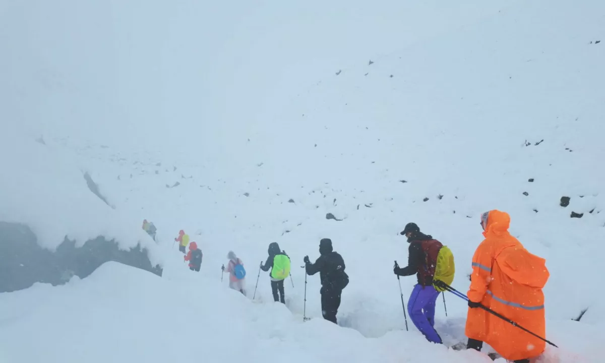 Na Mount Everestu po neurju obtičalo več sto turistov, mnoge še iščejo