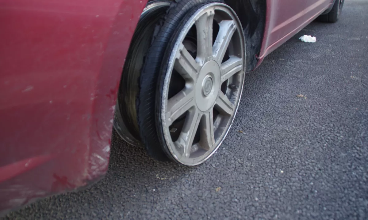 V Šibeniku aretirali voznico, ki je vozila brez pnevmatik in z odprtim prtljažnikom