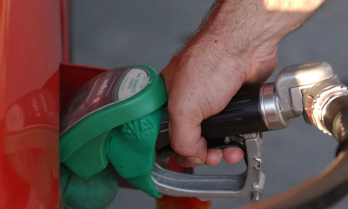 Opolnoči pocenitev naftnih derivatov