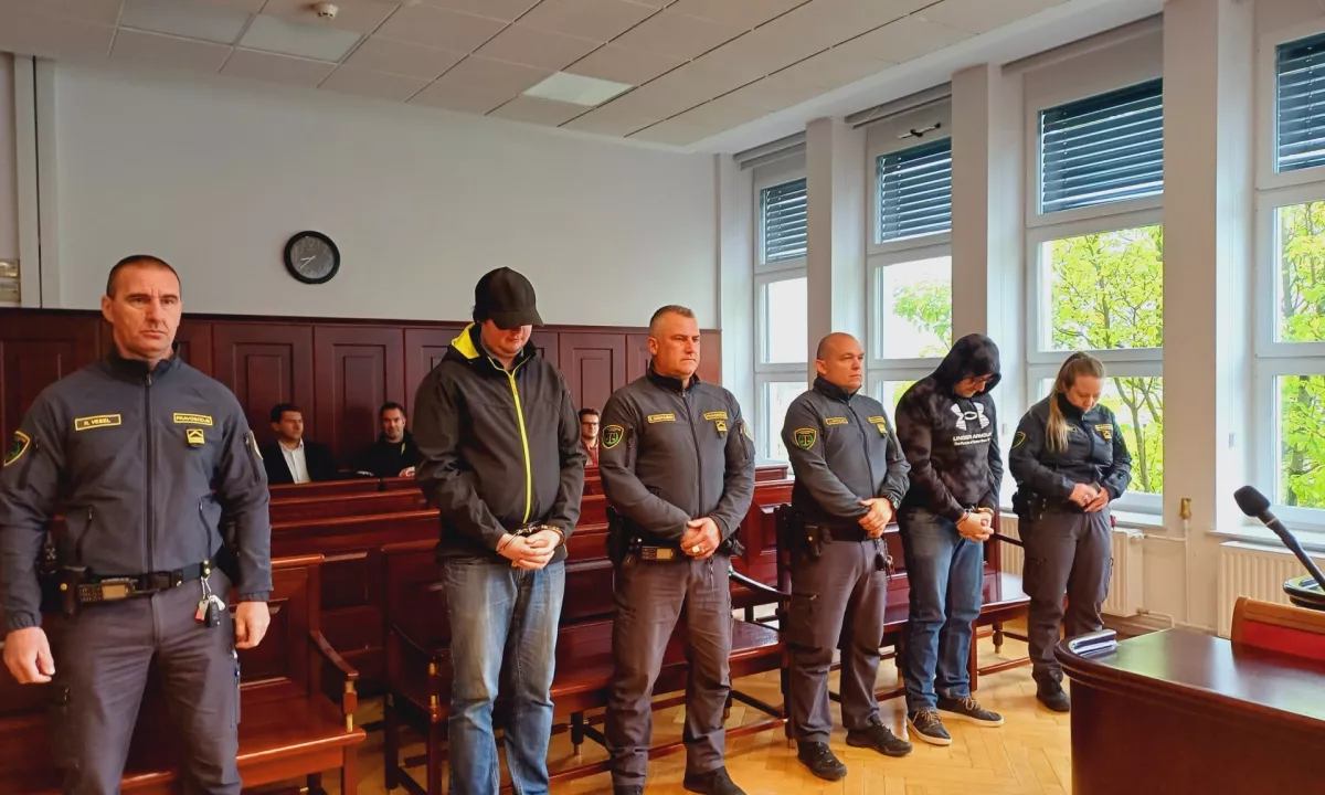 Za umor v Stražišču tožilstvo predlaga 30 let zapora za oba obtožena