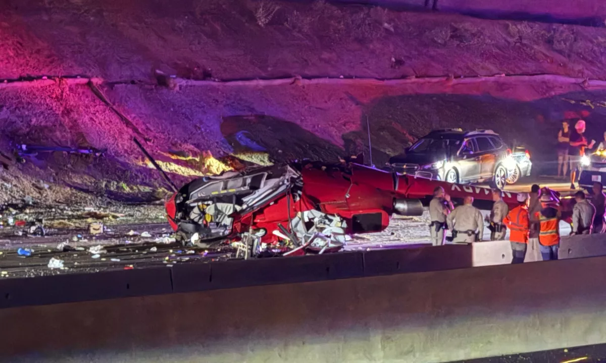 (VIDEO) Helikopter strmoglavil na avtocesto, trije v kritičnem stanju