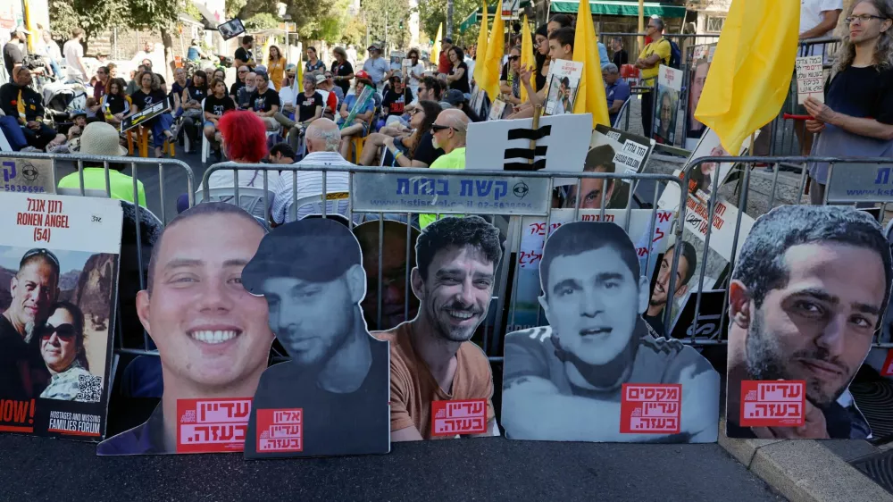 Families of Israeli hostages and supporters protest outside Israeli Prime Minister Benjamin Netanyahu's residence, marking the two-year anniversary of the deadly October 7, 2023 attack on Israel by Hamas from Gaza, in Jerusalem, October 7, 2025. REUTERS/Ammar Awad