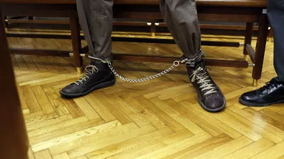 - simbolična fotografija - policijske lisice - priprava za vklepanje aretirancev, zapornikov: - obsojenec, obsodba, zapornik, sodišče, pravosodje, umor, kriminalec//FOTO: Jaka Gasar