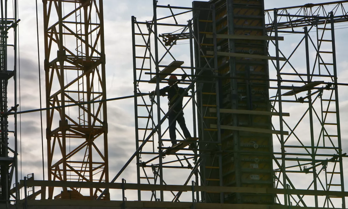 Delavec z osmih metrov omahnil na pločnik