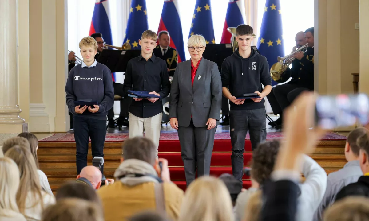 Predsednica odlikovala najstniške junake: "Postavili so izjemen in svetel zgled vztrajnosti in plemenitega ravnanja"