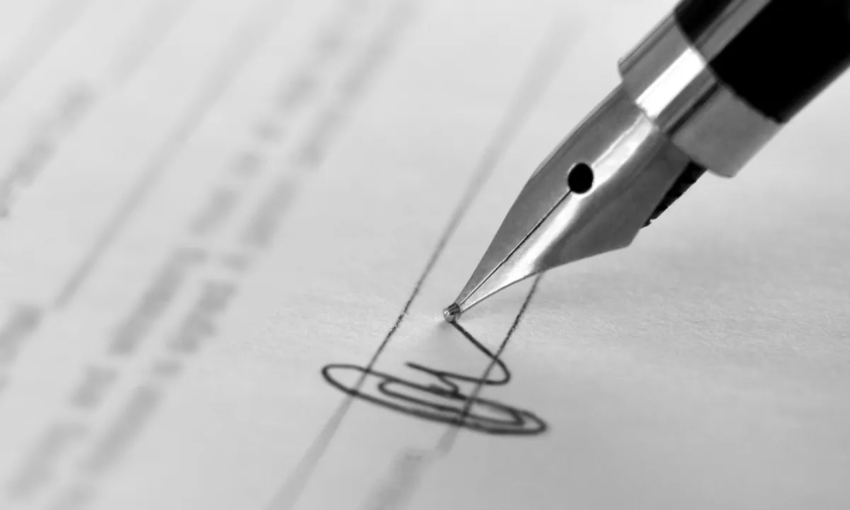 Direktor v imenu kemika podpisoval poročila in jih prodajal kot prava