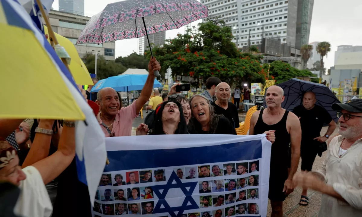 Po razglasitvi premirja ljudje na ulicah praznujejo: "Moj otrok, vračaš se domov"