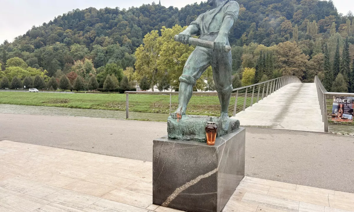 Hišni pripor za najstnika, ki je z udarcem v smrt pognal 82-letnika