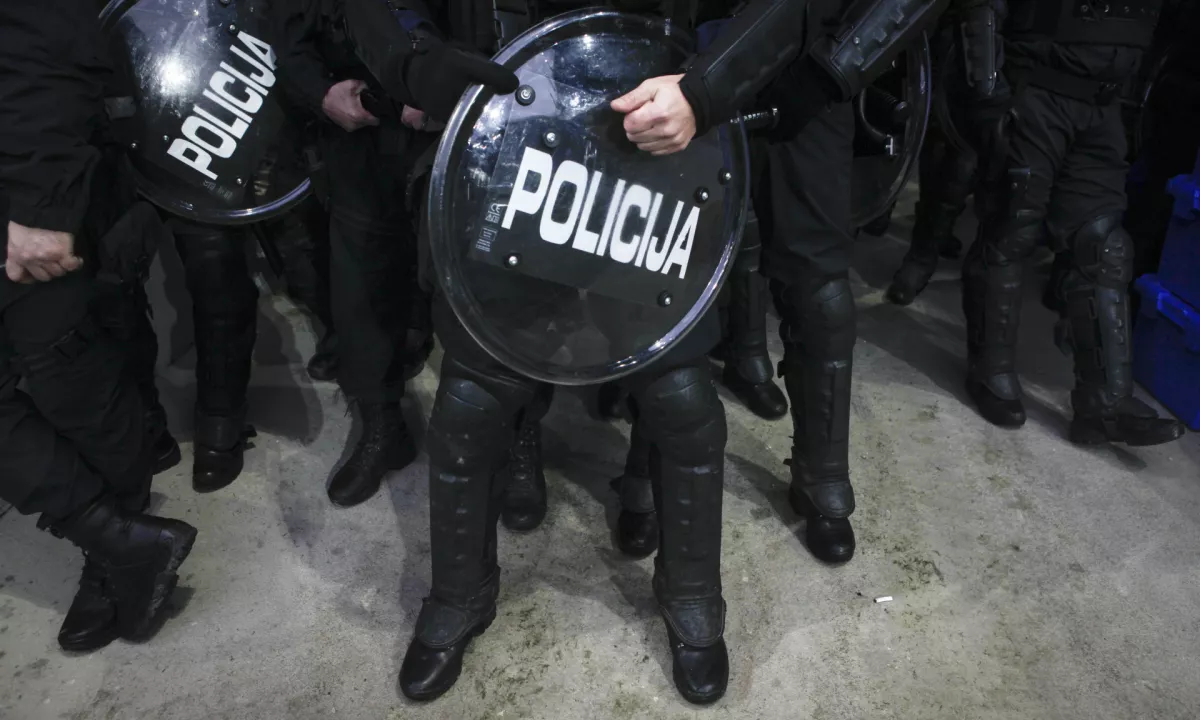 Policisti uporabili silo, tudi ko je bil že vklenjen