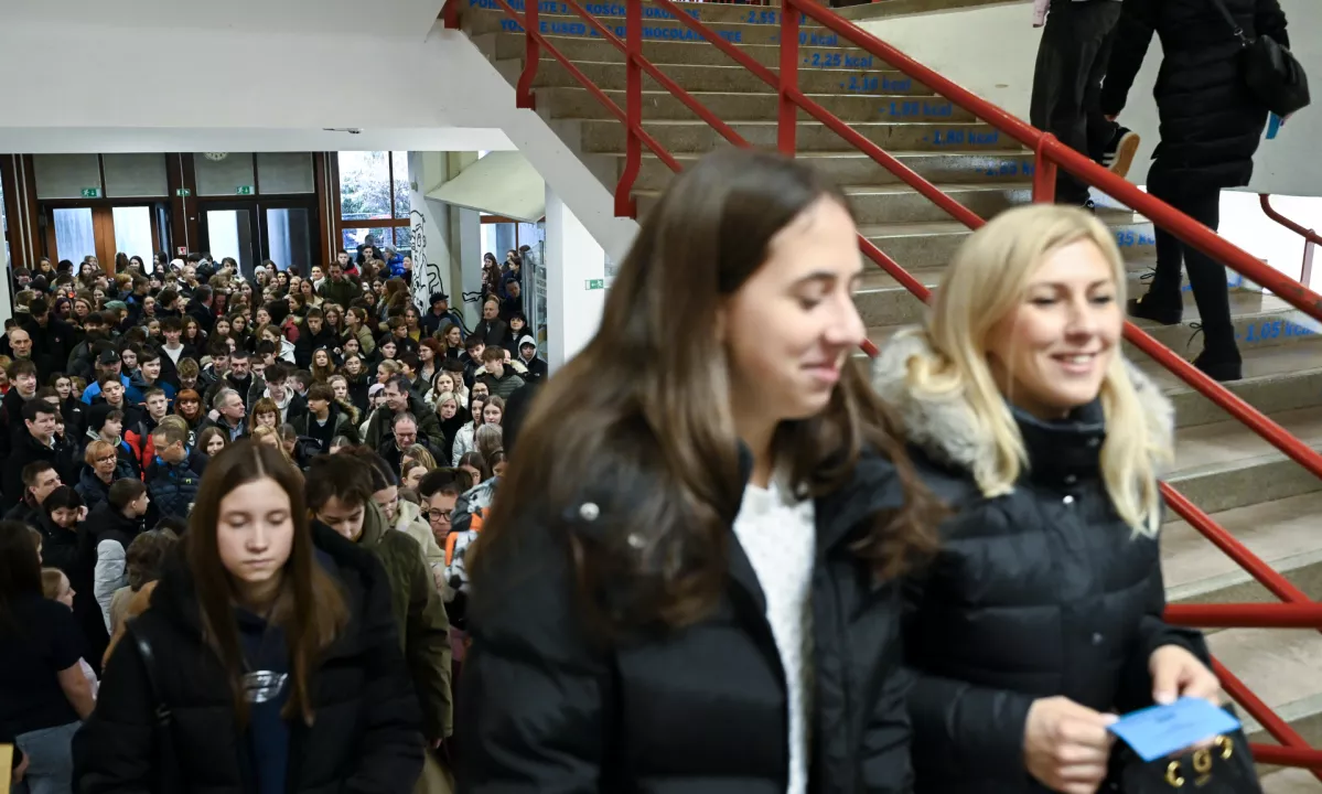Več kot dva tisoč dijakov danes zaman čakalo na Zoisovo štipendijo