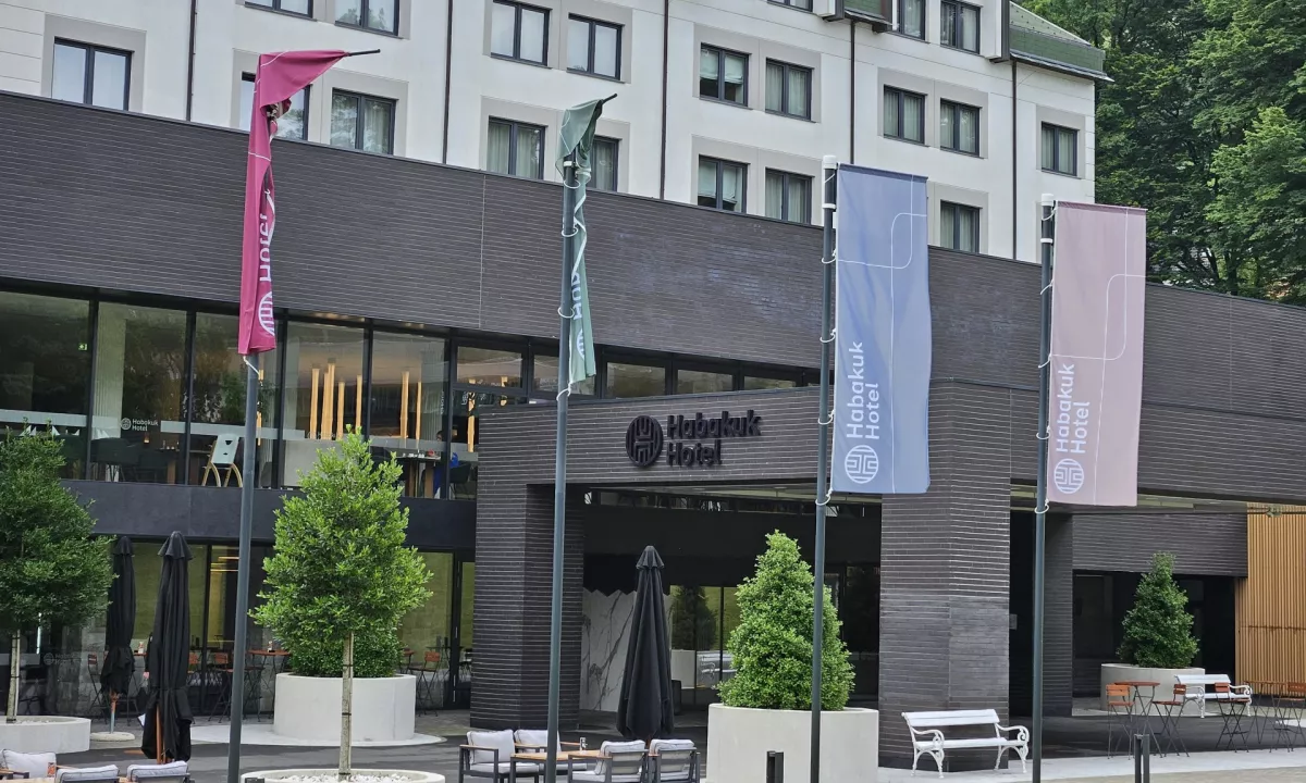 Drama: Hotel Habakuk poln gostov, vodstvo odšlo v Nemčijo, zaposleni ne vedo nič