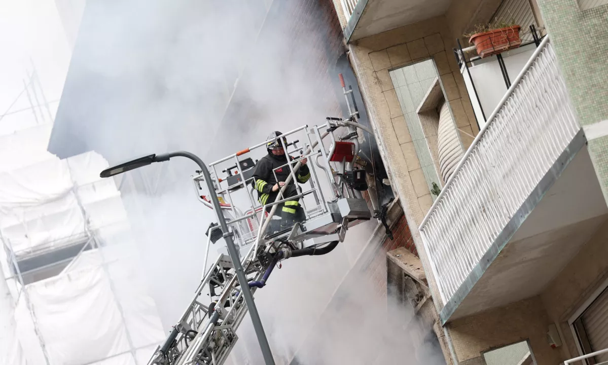Več mrtvih v požaru v stanovanjski stavbi pri Milanu