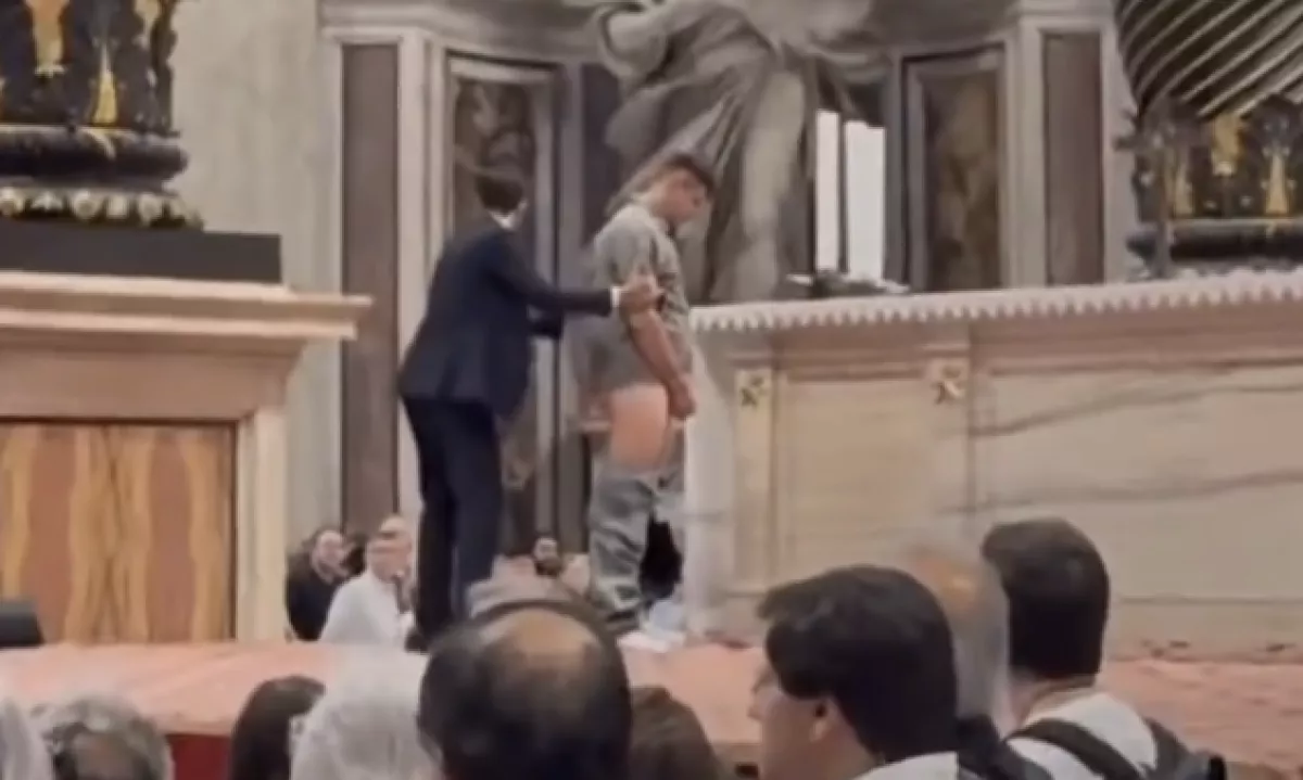 Turist v baziliki Svetega Petra uriniral na oltar med mašo